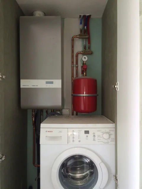Itho Daalderop Cube One-ketel in een kast boven de wasmachine
