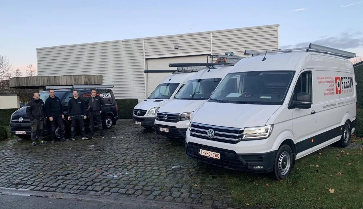 Het team van Persyn Technics bij de bestelwagens met het logo