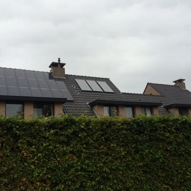Zonneboiler met collectoren ingewerkt in het dak